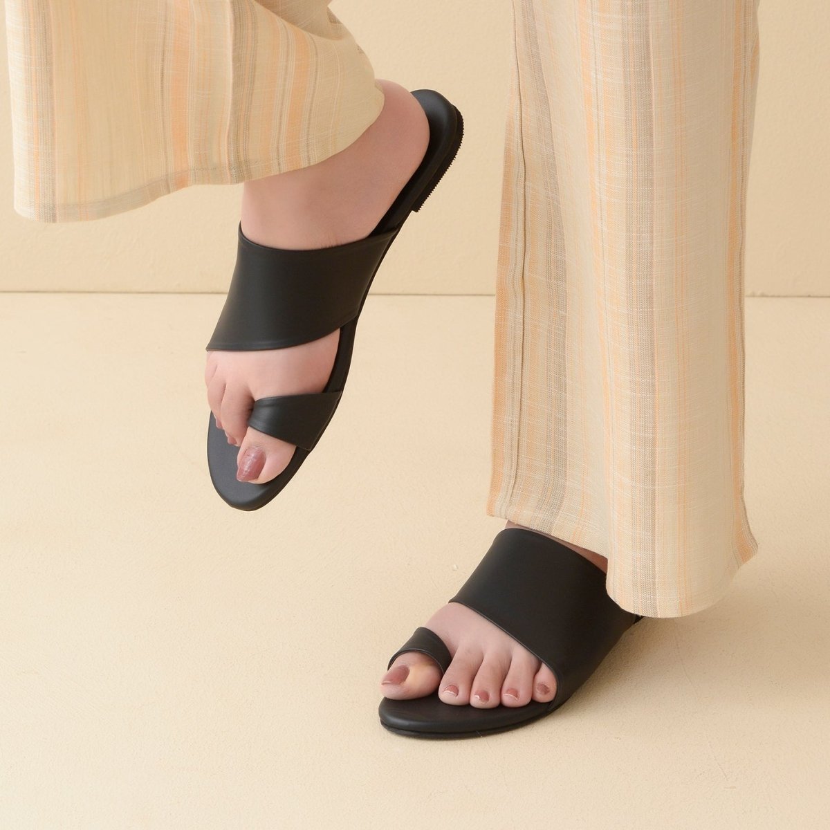 Black toe ring flats