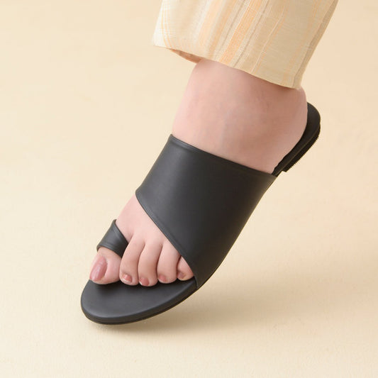 Black toe ring flats